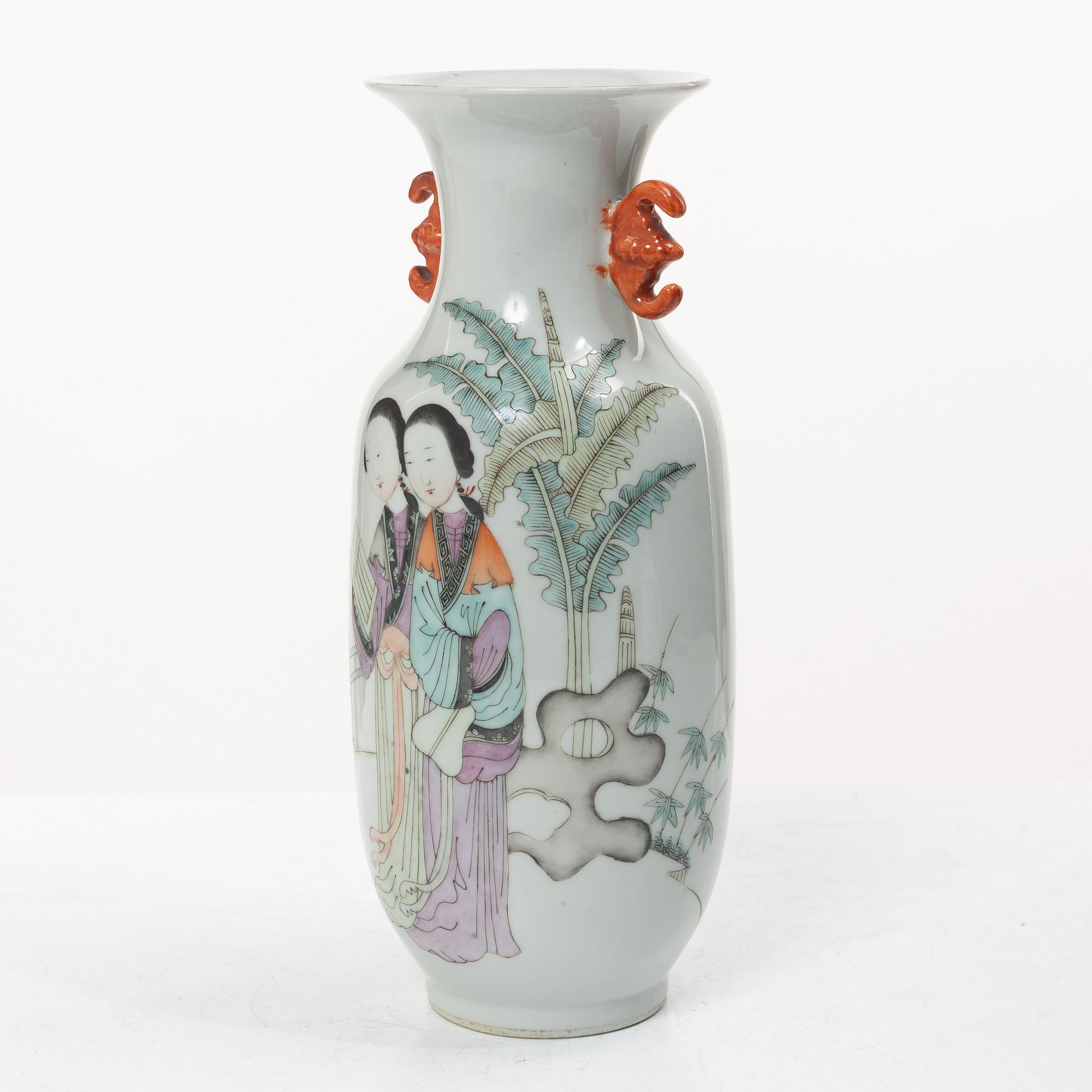 A Chinese porcelain vase, 20th century.