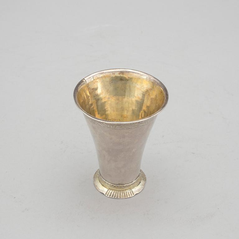 BÄGARE och SKEDAR, 3 del, bland annat en bägare av Johan Leffler, Falun, 1766. Vikt ca  125 g.