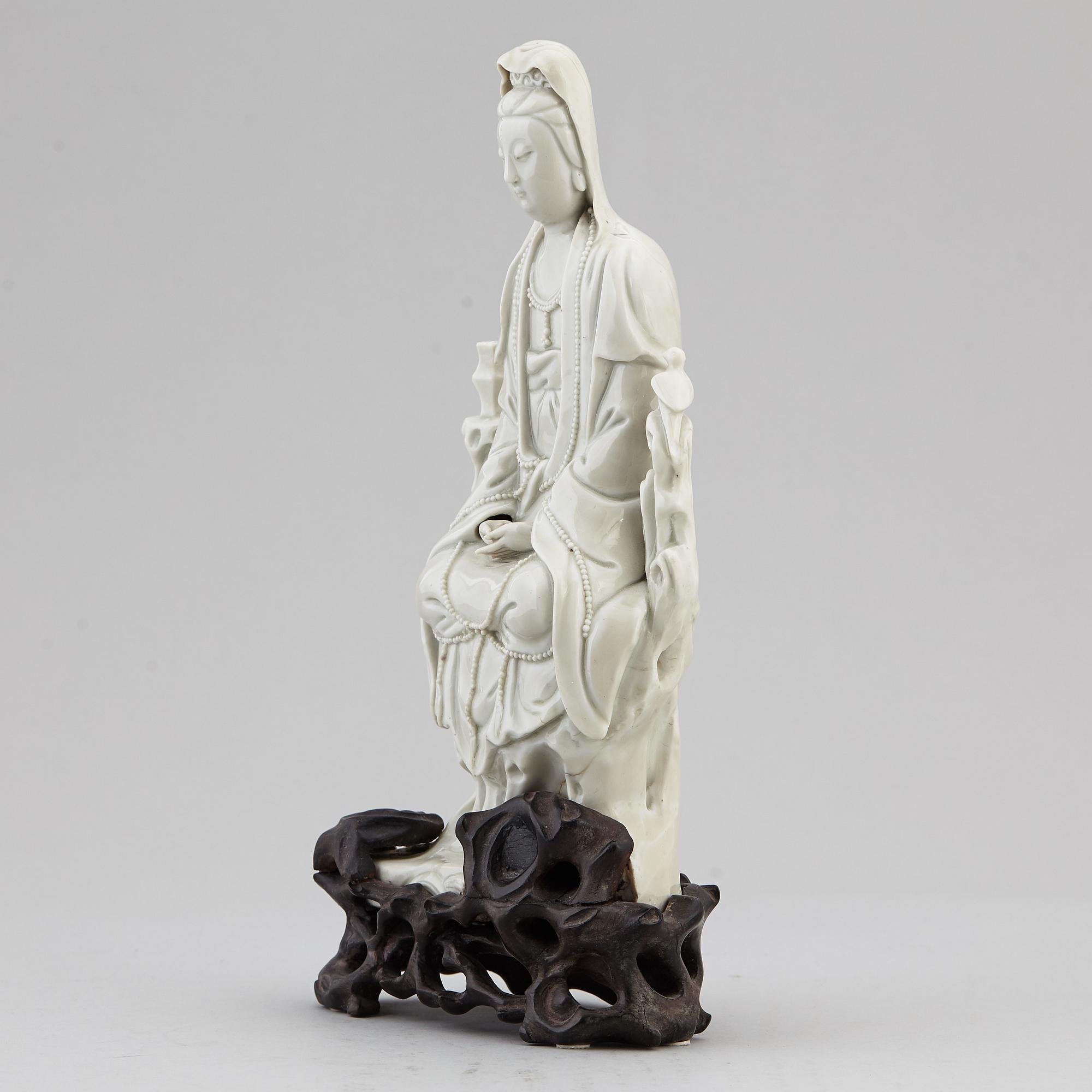 A blanc de chine figurine of a Guanyin, Qing dynasty, 19th century.