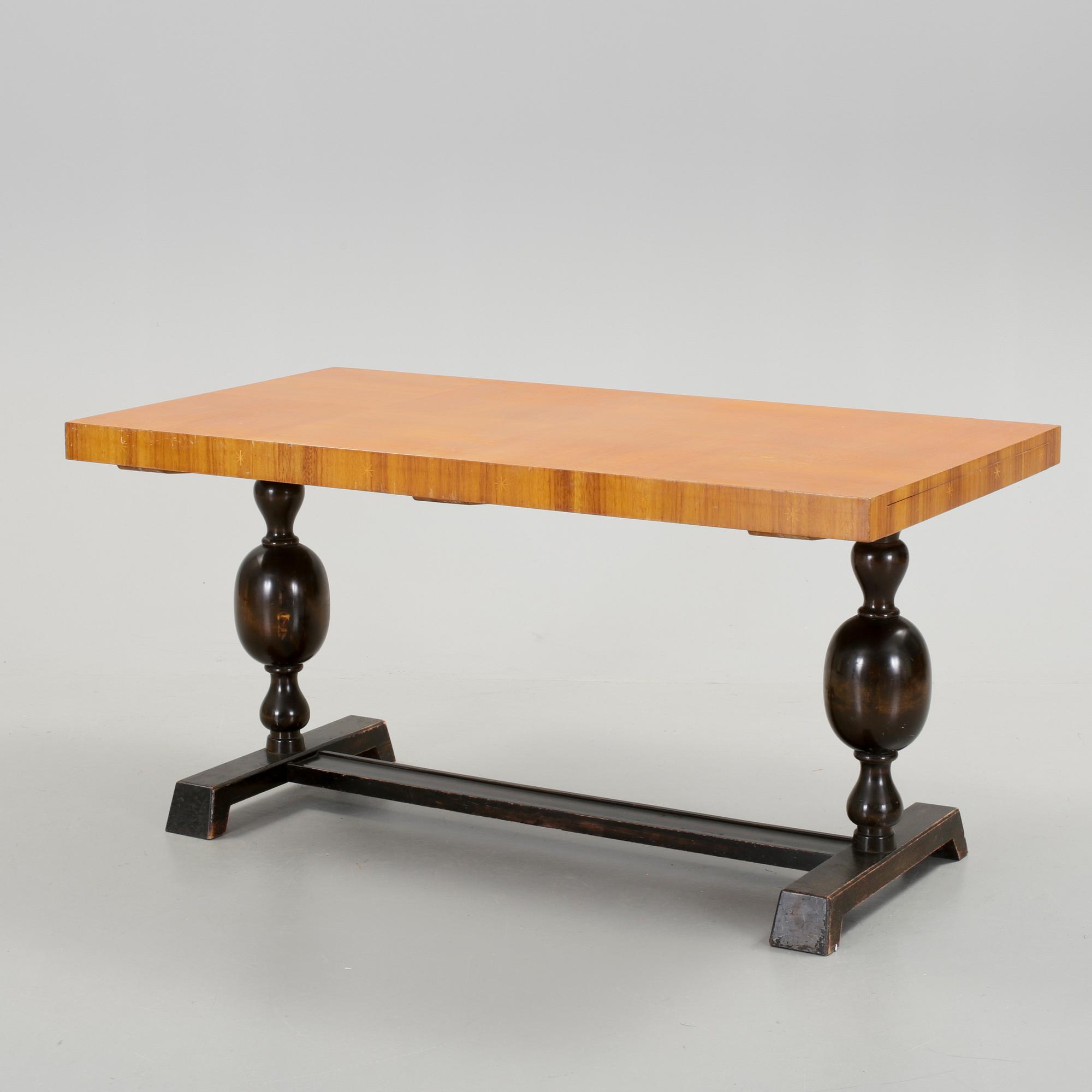 BORD, med två utdragbara klaffar, art deco. 1920/30-tal.