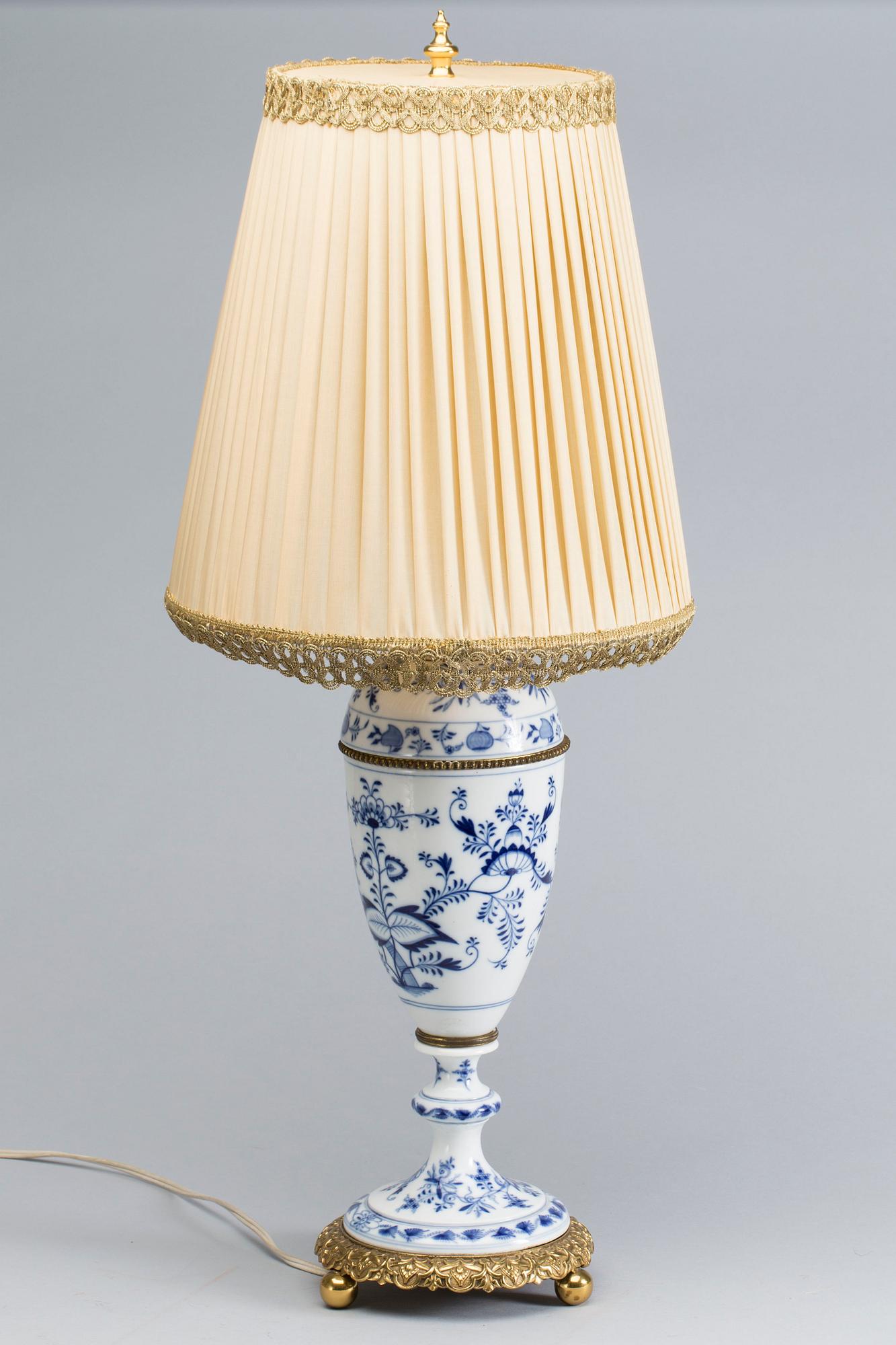 BORDSLAMPA, porslin, trol. Meissen 1900-talets första hälft.