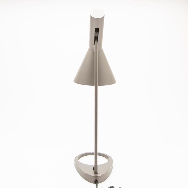 Arne Jacobsen, bordslampa, "AJ", Louis Poulsen, Danmark.
