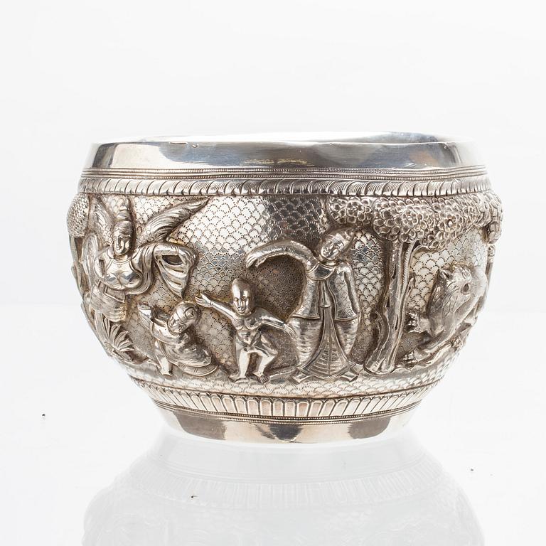 SKÅL, ostämplad silver, troligen Indien 1900-tal. Tot. vikt ca 613,9 cm.