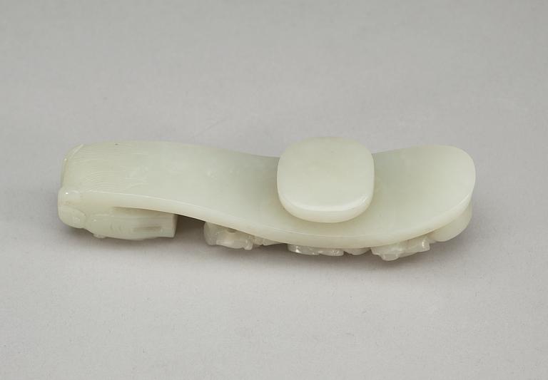 A carved nephrite belt buckle, Qing dynasty.