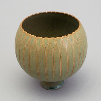 STIG LINDBERG, a footed stoneware bowl, Gustavsberg 1950/60s.