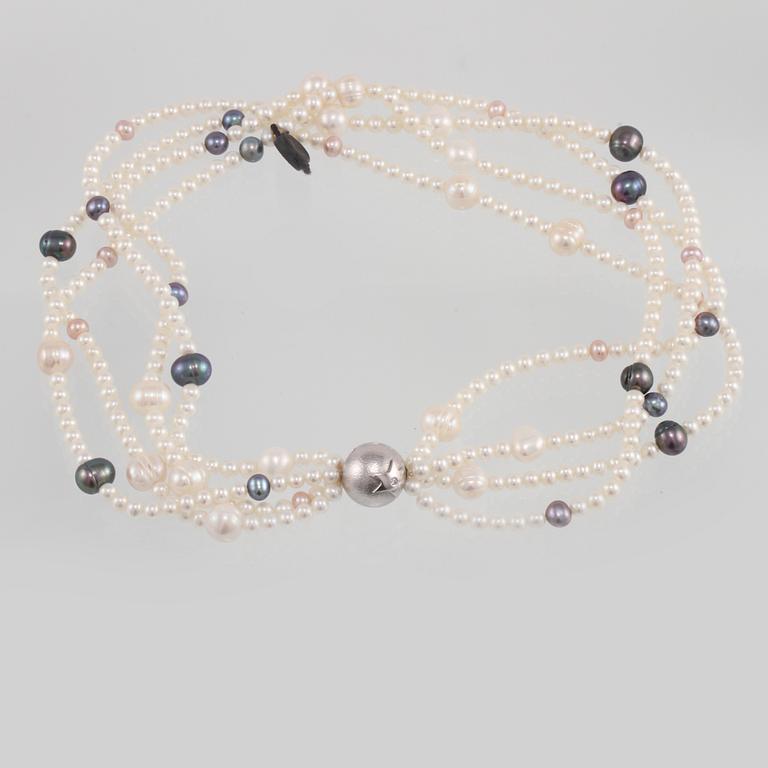 COLLIER, odlade pärlor med lås i 18K vitguld, briljantslipade diamanter samt odlad pärla, Ole Lynggaard.