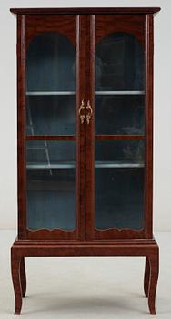 VITRINSKÅP, omkring 1900.