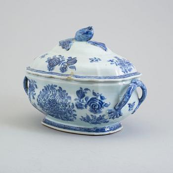 A blue and white export porcelain tureen with cover, Qing dynasty, Qianlong (1736-95).