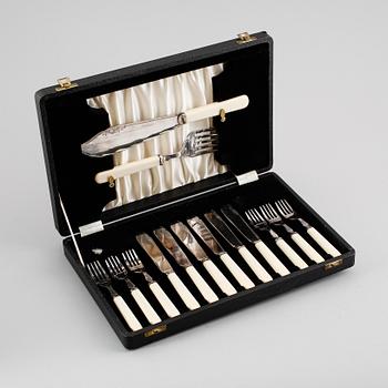 FISKBESTICK, 14 delar, nysilver, England, 1900-talets första hälft.