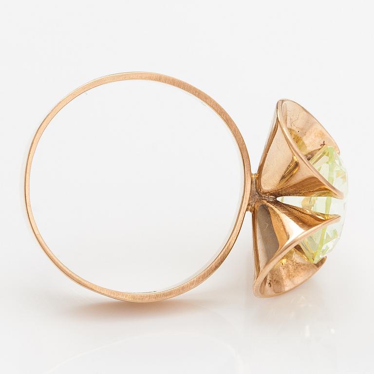 Elis Kauppi, A 14K gold rig with a synthetic spinel. Kupittaan kulta, Turku 1972.