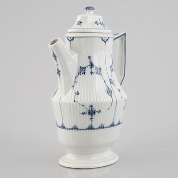 A 'Blue Fluted Plain' / 'Musselmalet rifflet' coffee pot, Royal Copenhagen, around 1800.