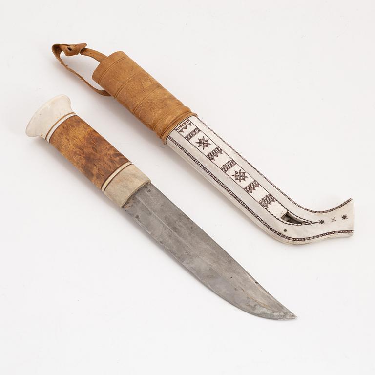 A reindeer ann birch lare knife by Esse Poggats, before 1966.