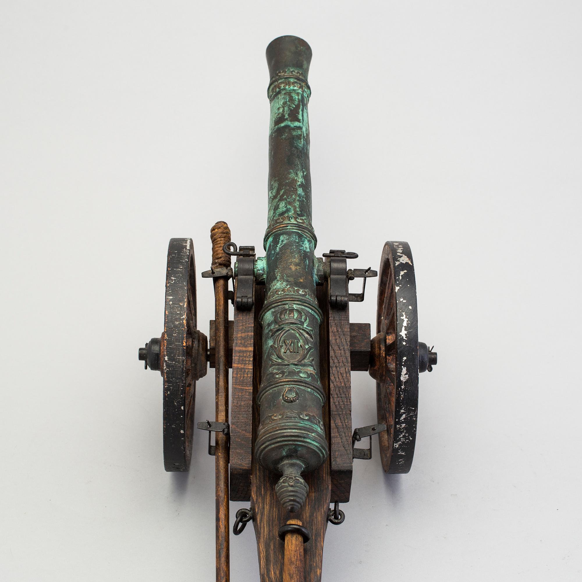 MODELLKANON, brons, kopia av fältkanon med Karl XII monogram, Svensk Metallkonst, Carlscrona, 1900-talets andra hälft.