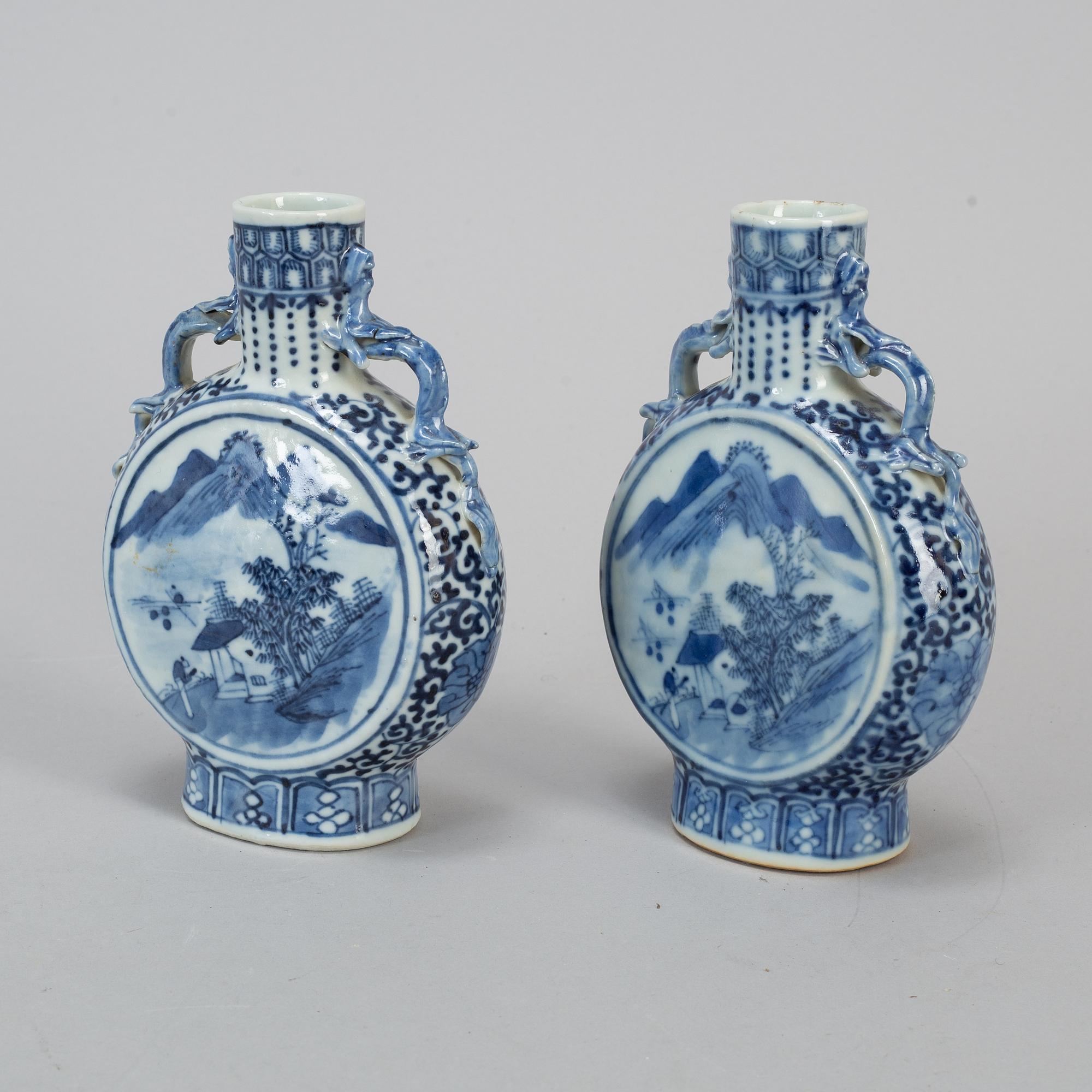 A pair of blue and white pilgrim vases, Qing dynasty, 19th century.