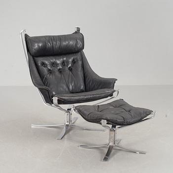 FÅTÖLJ MED FOTPALL, "The Falcon Chair", Sigurd Resell, Vatne Möbler, Norge, 1900-talets andra hälft.