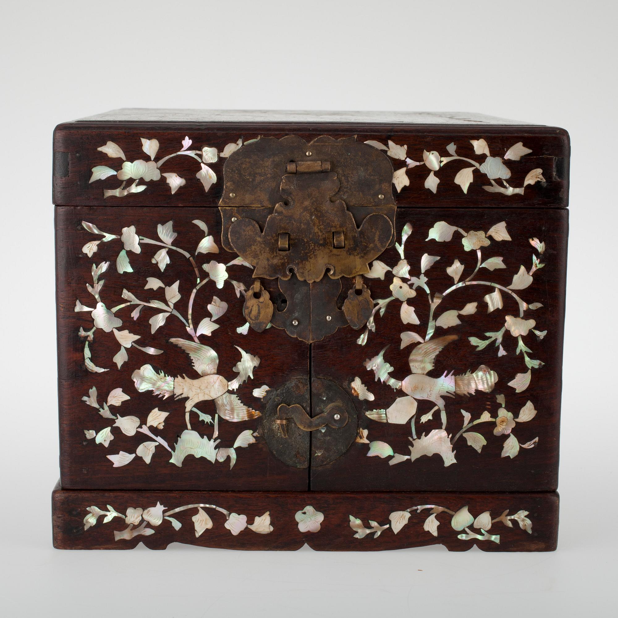 SKRIN, Kina, rosenträ med pärlemorinlägg, 1900-talets början.