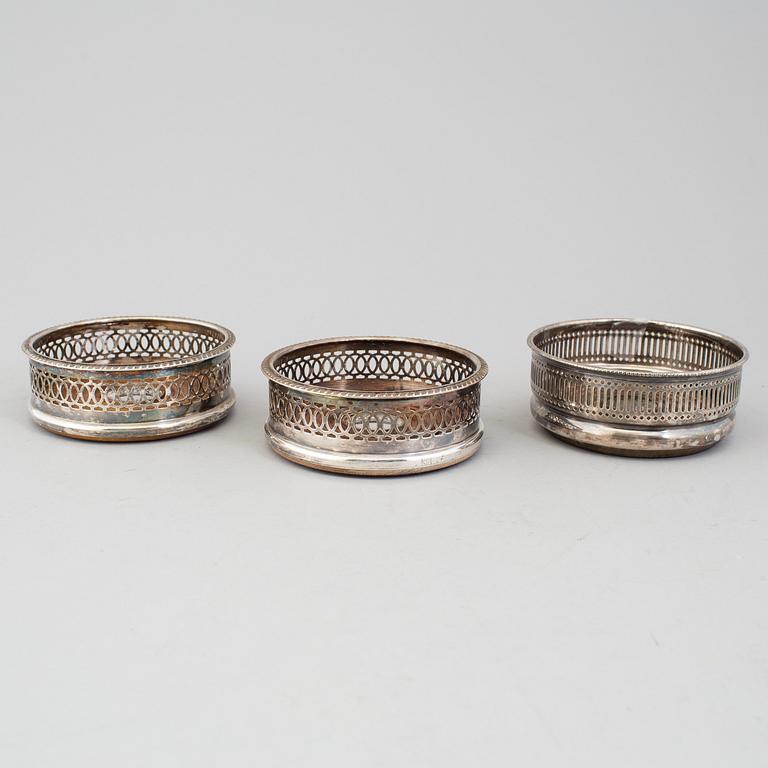A lot of 3 SILVERPLATED COASTERS
20th century.