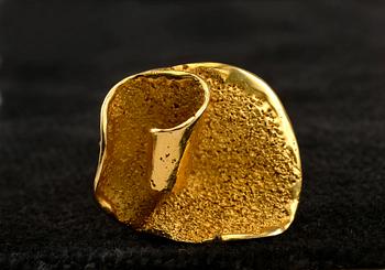 Lotta Orkomies, A PAIR OF EARRINGS AND A RING, gold 18K, A. Tillander 1972. Weight 12,6 g.