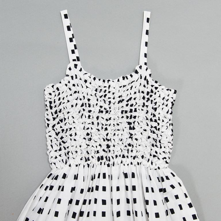 Marimekko, "Suhina" mekko, kuvio "Sokkoruutu", suunnitellut Pentti Rinta, 1976.