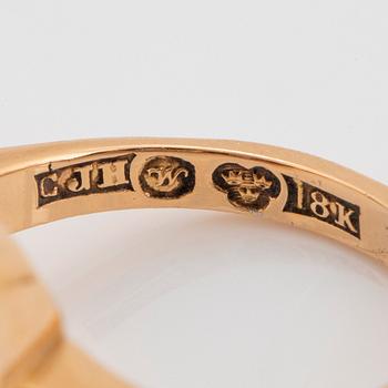 Ring 18K guld med en fasettslipad ametist och pärlor.