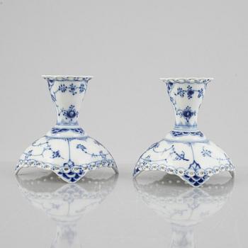 Ljusstakar, ett par, porslin, Royal Copenhagen, "Musselmalet helblond", modell 1138, 1974-78.