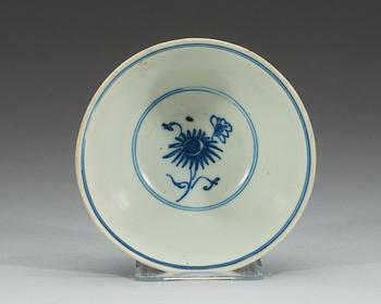 A blue and white bowl, mid 17th Century.