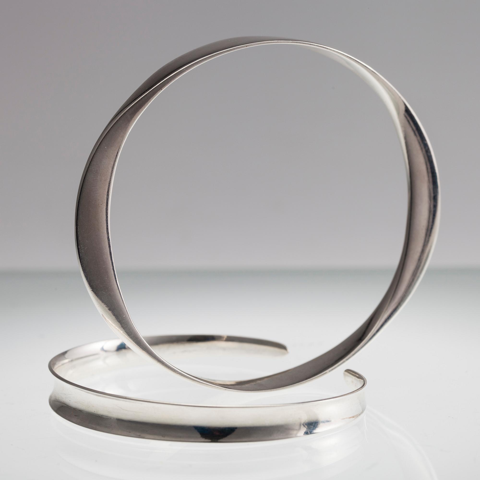 ARMRINGAR 2 st, silver, E. Granit 1962 samt med utländska stämplar. Vikt 32,7 cm.