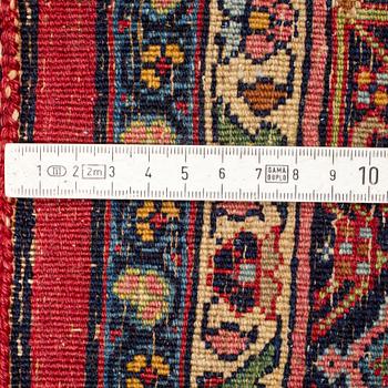 A RUG, an old Bidjar, ca 226 x 144,5-150,5 cm (as well as 1 cm flat weave at the ends).