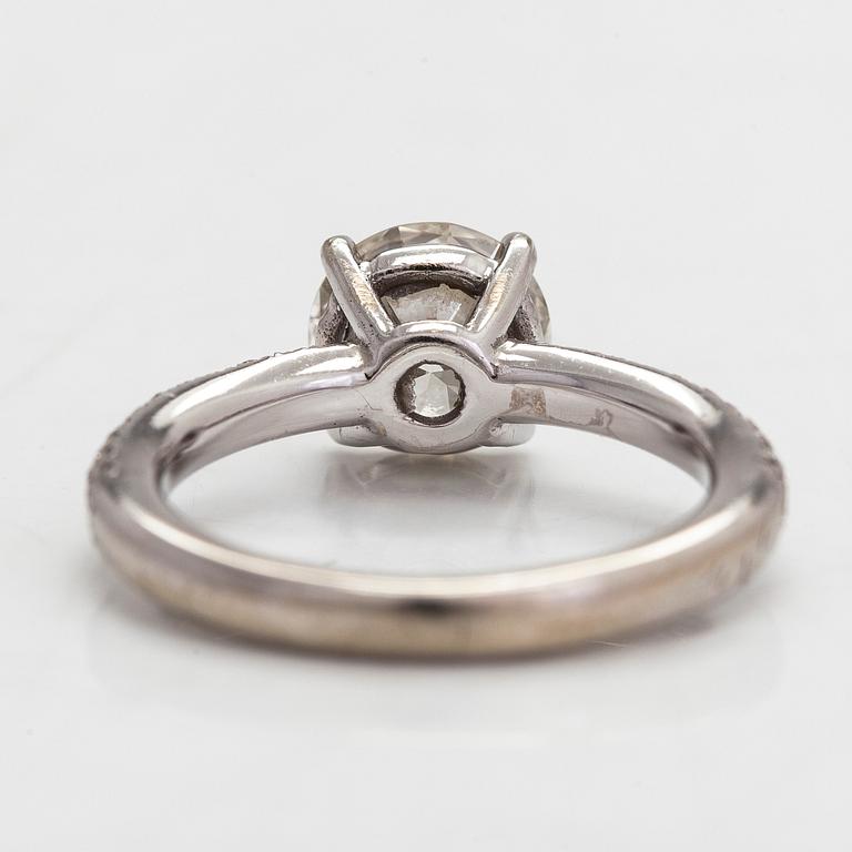 Ring, 14K vitguld, briljantslipad diamant ca 1.80 ct, samt mindre diamanter 0.46 ct tot. enligt certifikat.