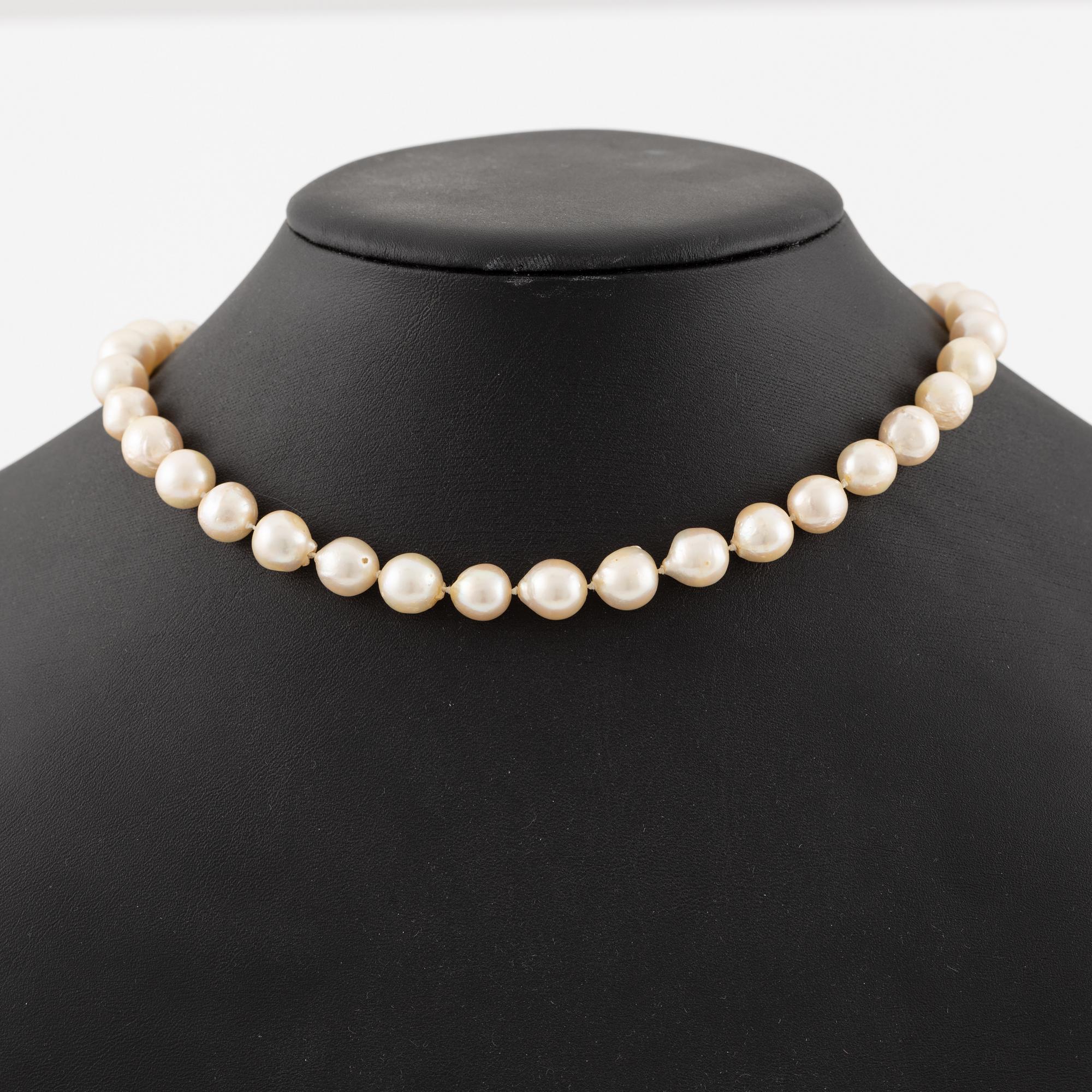 Collier med odlade pärlor, lås 18K guld med åttkantslipade diamanter.