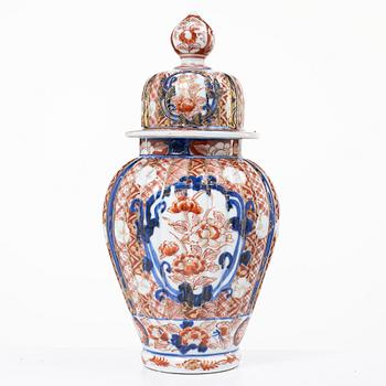 Fat och urna, porslin, Japan, Meiji (1868-1912).