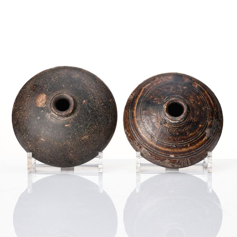 Two Sawankhalok jars, Thailand/Kambodja, 15/16th century.