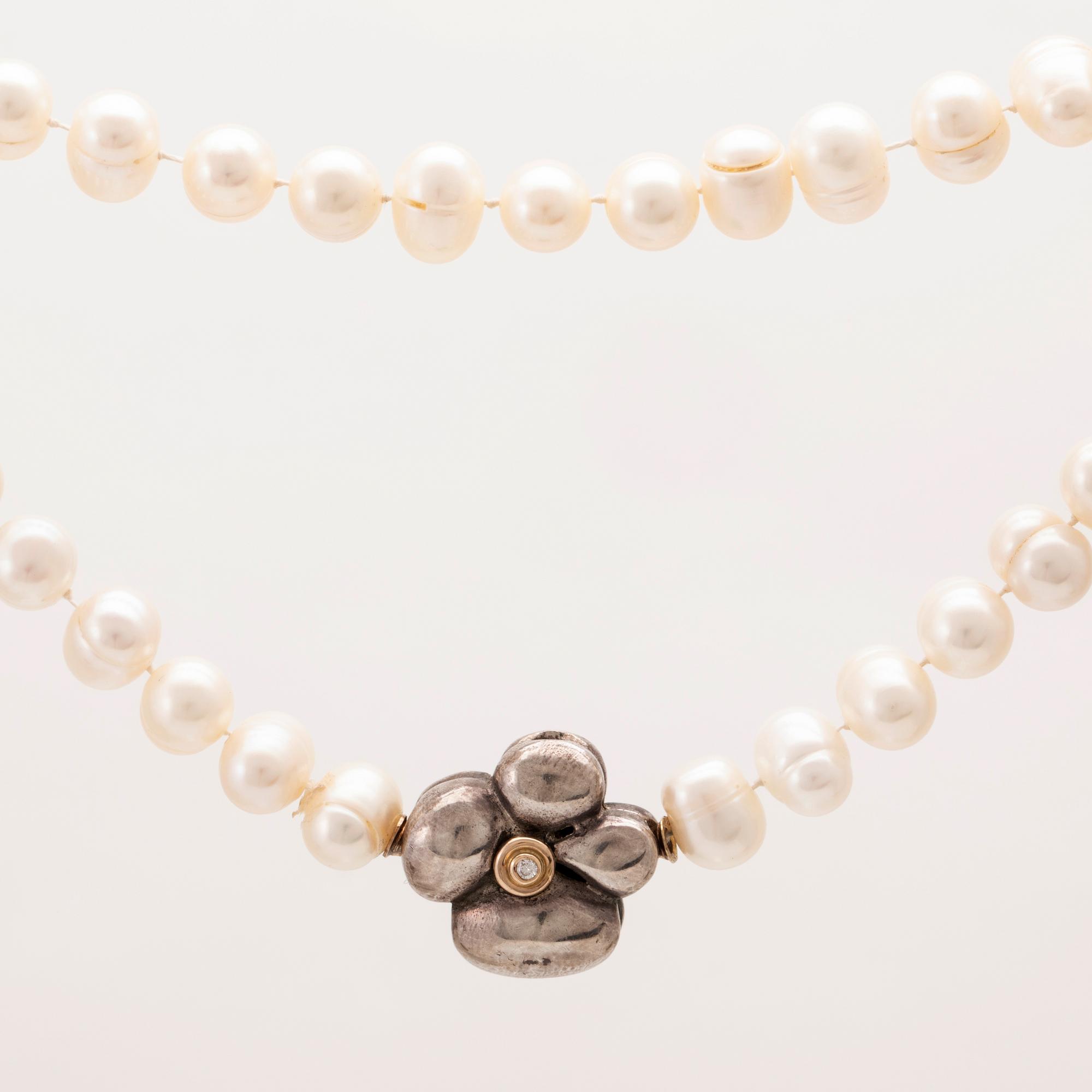 Collier odlade pärlor samt lås av silver och briljantslipad diamant.