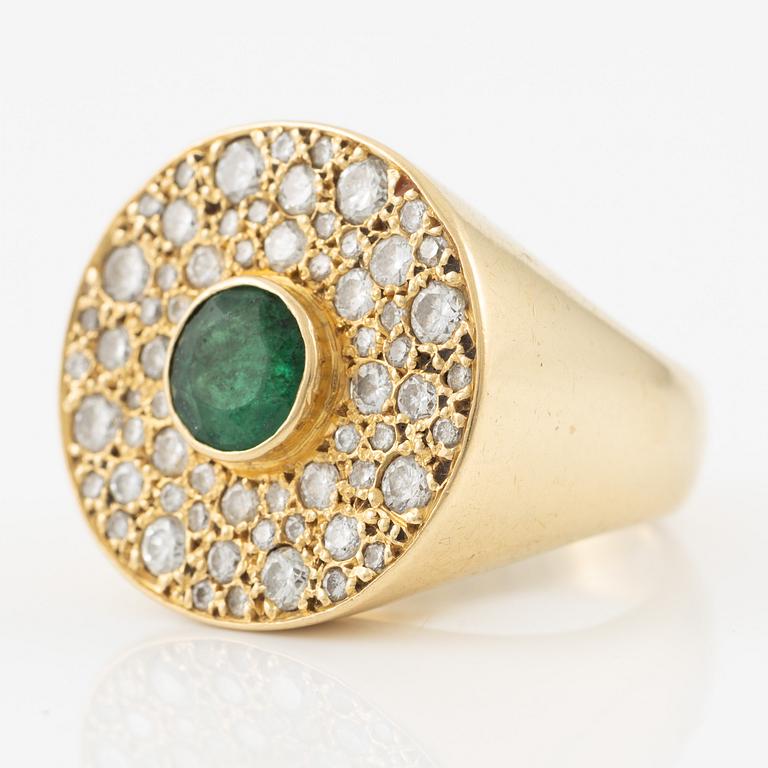 Ring, 18K gold with emerald and brilliant-cut diamonds.