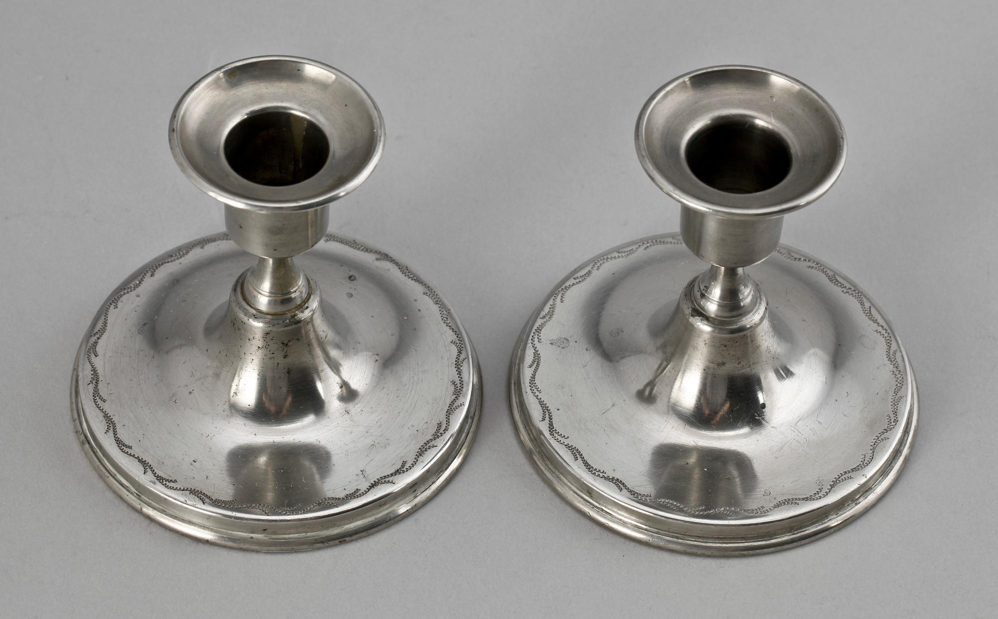 LJUSSTAKAR SAMT ett par BÄGARE, tenn, Firma Svenskt Tenn. 1926 resp 1930.