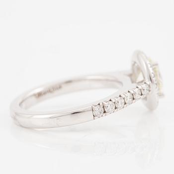 Ring, 18K vitguld med briljantslipad diamant, medföljande GIA report.