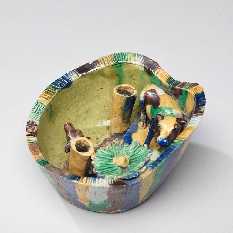 RÖKELSESTÄLL, biskviporslin. Qingdynastin, Kangxi (1662-1722).