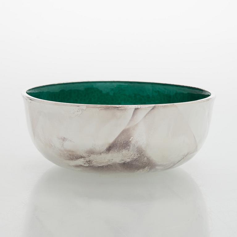 A. Tillander, skål, sterlingsilver och emalj, Åbo 2005.