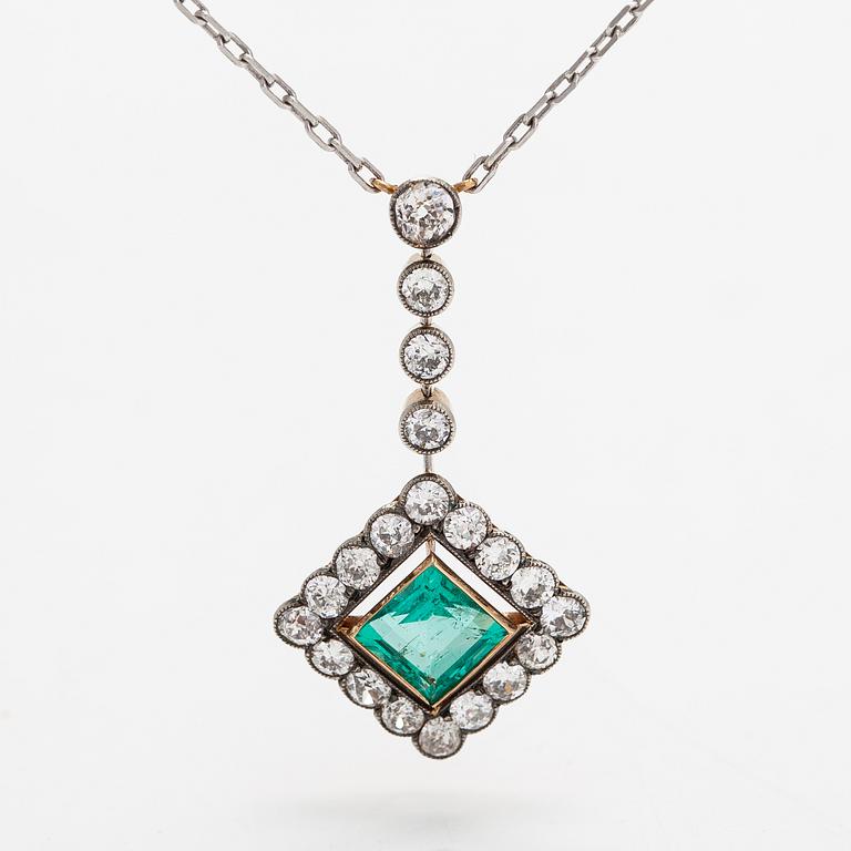 A 14K and 18K gold necklace with diamonds ca. 1.30 ct in total and an emerald.