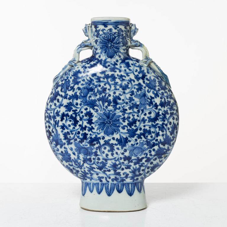 A Chinese blue and white porcelain moonflask, Qing dynasty, 19th century.