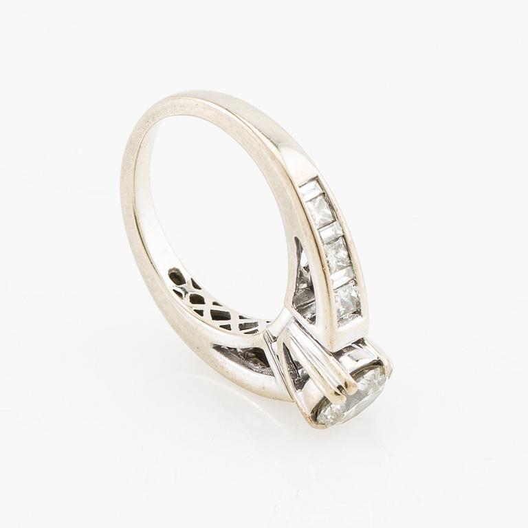 Ring 14K white gold set with a round brilliant-cut diamond, as well as princess-cut and baguette-cut diamonds.