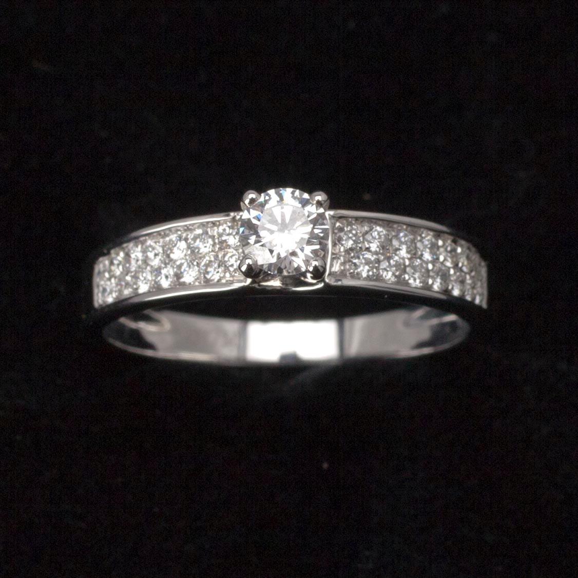 RING, 18K vitguld och briljantslipad diamant. Vikt 2,4 g.