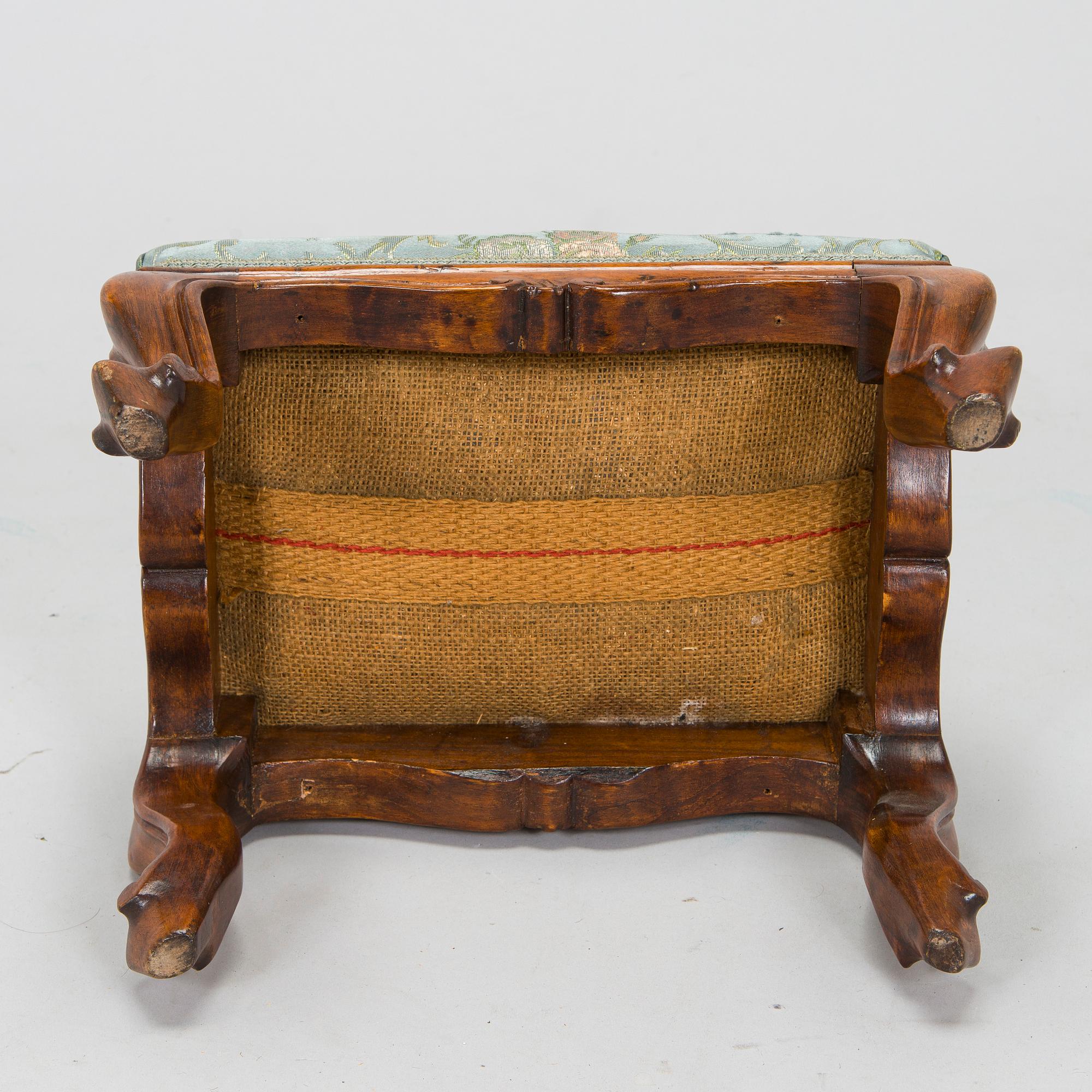 Fåtöljer, ett par och fotpall, 1900-talets mitt.