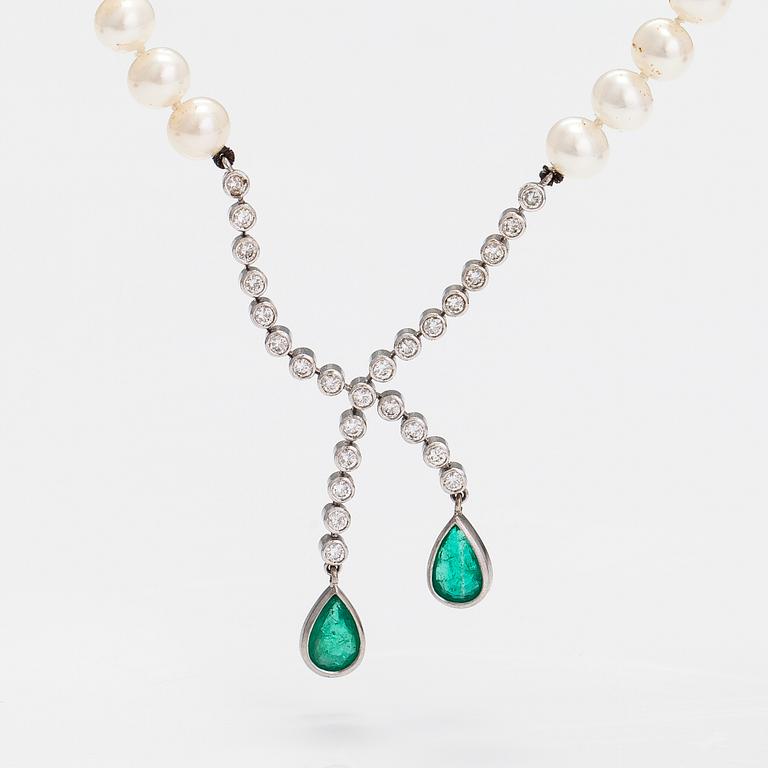 A pearl collier with cultured pearls, 14K and 18K white ogld, emeralds and diamonds ca. 0.60 ct in total.
