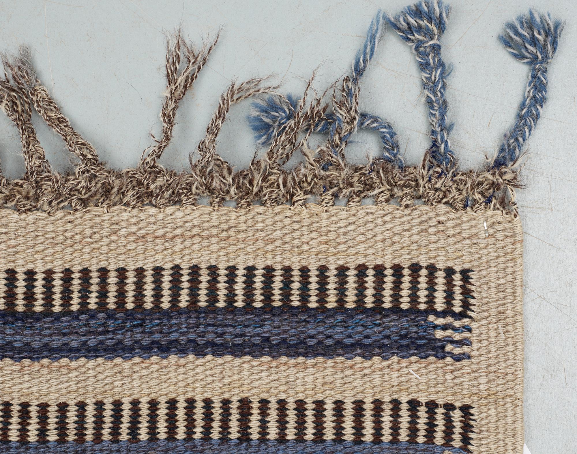 MATTA. "Blårandig med tvist". Rölakan (flat weave). 261 x 173,5 cm. Signed AB MMF BN.