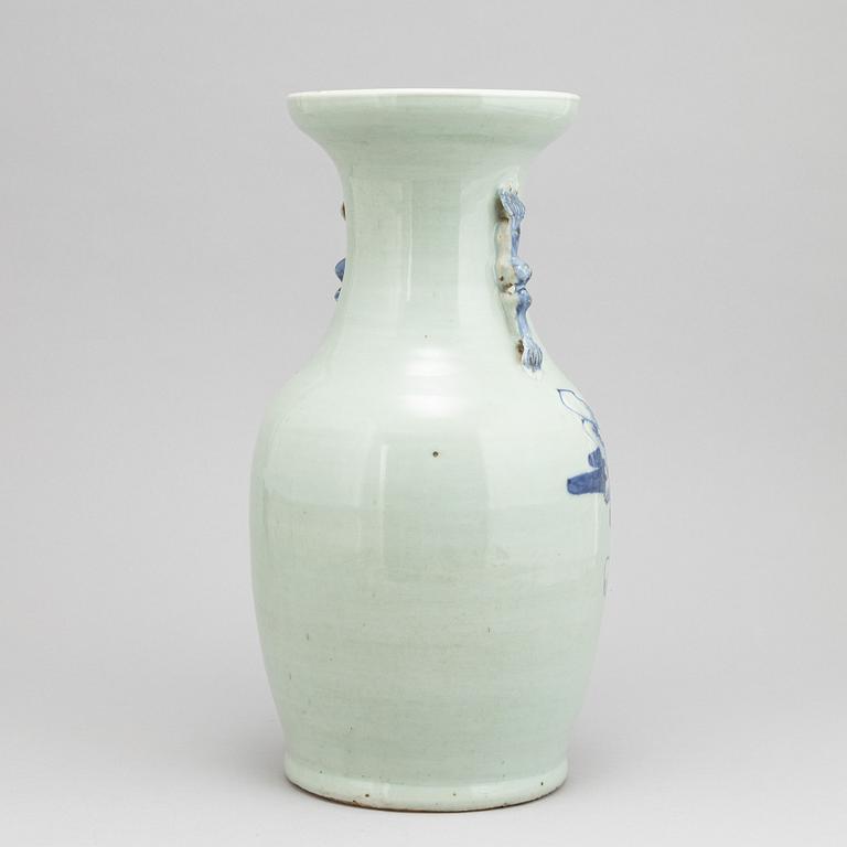 A Chinese porcelain vase, late Qing dynasty, Tongzhi (1862-1874).