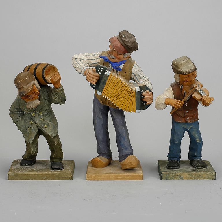 TRÄFIGURER, 3 st, två otydl signerade med datering 1933 resp 1938, en otydligt monogramsignerad.