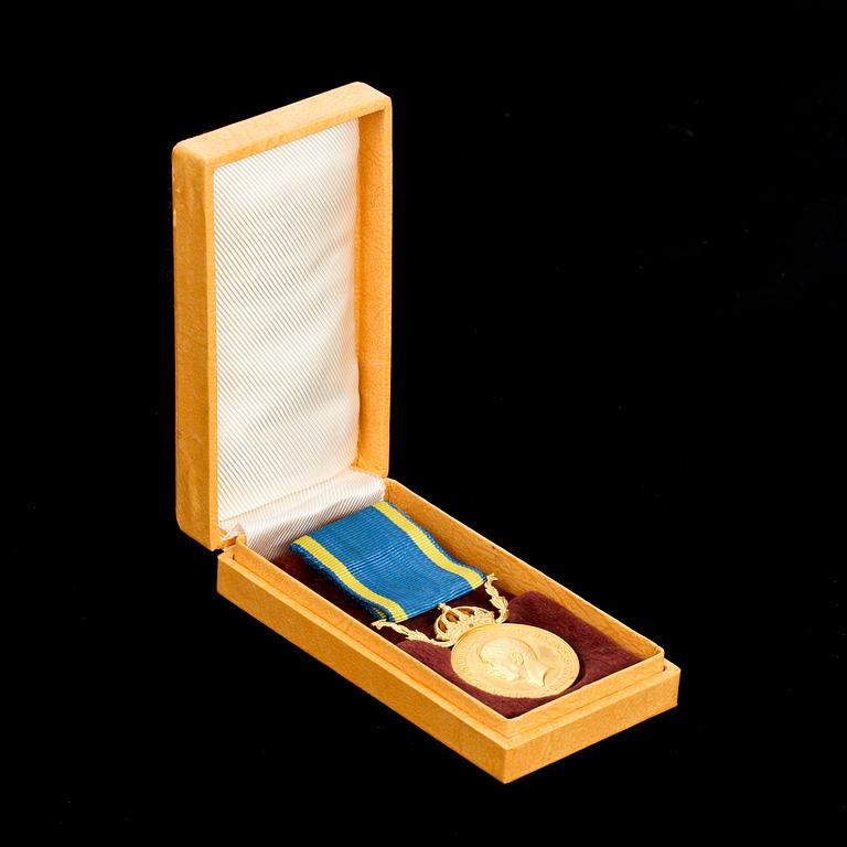 MEDALJ, bl.a 23K guld. Tot vikt 16 gram.
"För nit och redlighet i rikets tjänst".