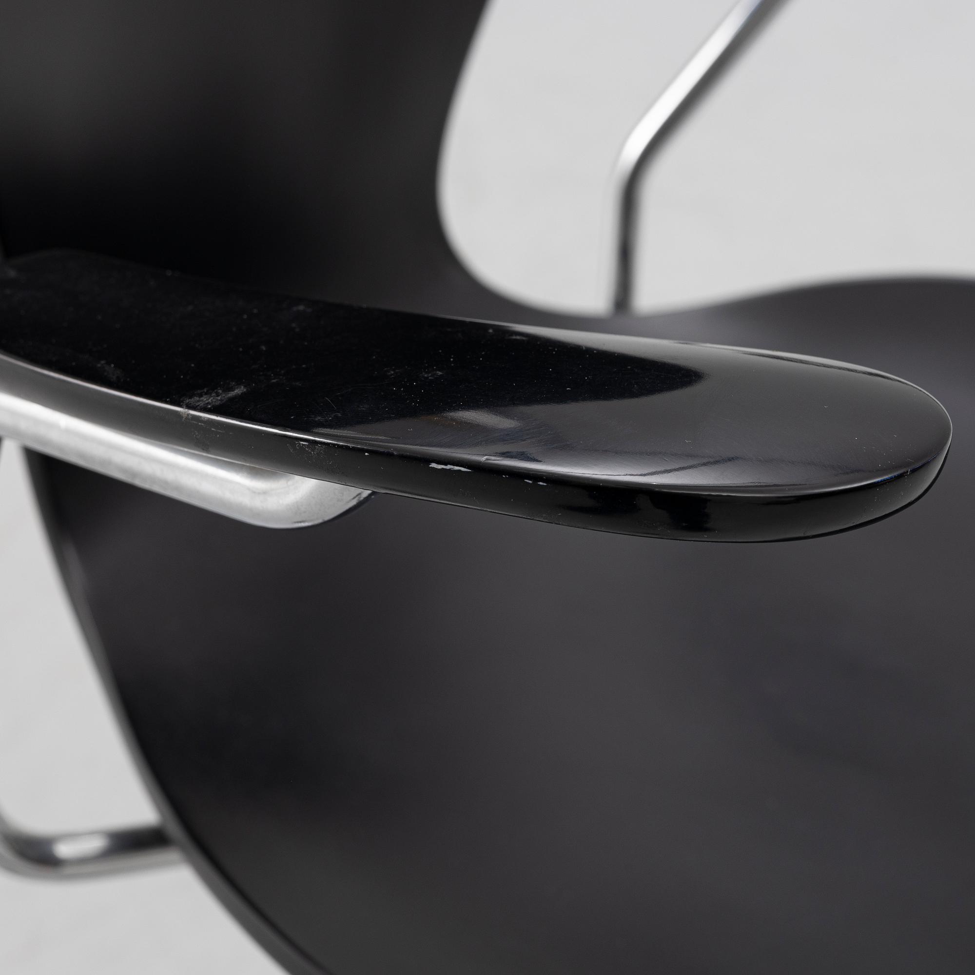 Arne Jacobsen, a model 3217 "Seven" desk chair, Fritz Hansen, Denmark, 1999.