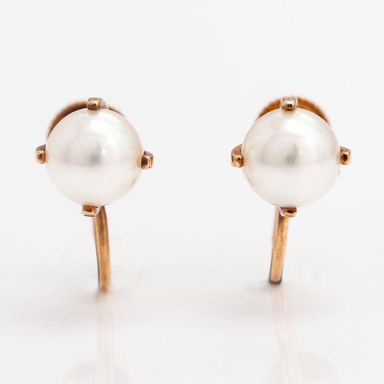 Elis Kauppi, A pair of 14K ogld earrings with cultured pearls. Kupittaan kulta, Turku.